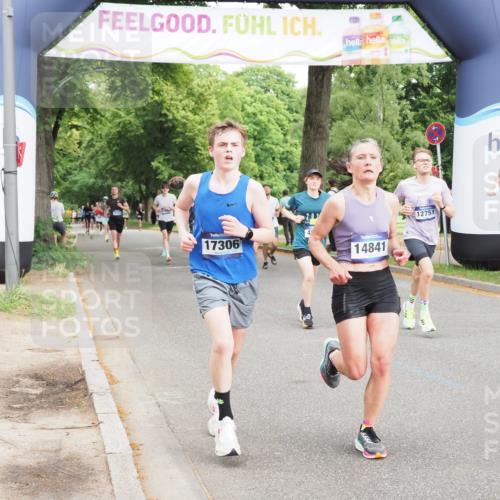29.06.2025 - hella hamburg halbmarathon MichiJ http://msf.ph/oto/8221171 29.06.2025 10:24:23 Zwischen KM18-KM19 1562, 1889, 4944, 5554, 6032, 12751, 14841, 17306, 18220 meine-sportfotos.de