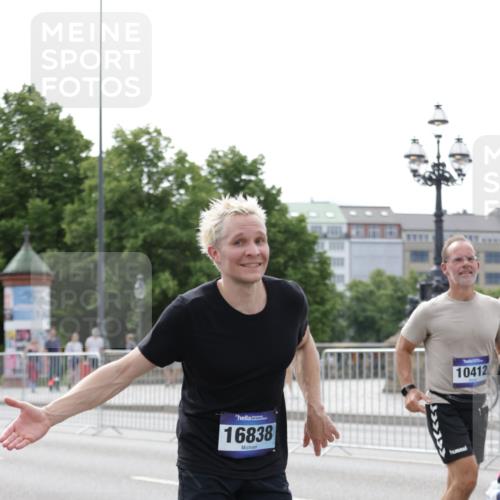 29.06.2025 - hella hamburg halbmarathon Jannik Wohlers http://msf.ph/oto/8221174 29.06.2025 10:27:20 Lombardsbrücke 2080, 3389, 5177, 6214, 7764, 7978, 8085, 9688, 10158, 10412, 10413, 12823, 13043, 13860, 14206, 15607, 16569, 16804, 16838, 17427, 17791, 18012, 18301, 18626 meine-sportfotos.de
