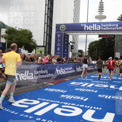 29.06.2025 - hella hamburg halbmarathon Michael Strokosch http://msf.ph/oto/8221201 29.06.2025 10:49:27 Ziel 1342, 1476, 4183, 4185, 6158, 10189, 11779, 11819, 12670, 13269, 14526, 14838, 15422, 15784, 15894, 15966, 16891, 18887 meine-sportfotos.de