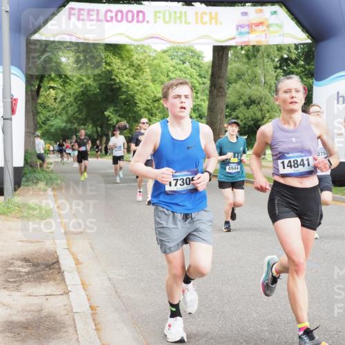 29.06.2025 - hella hamburg halbmarathon MichiJ http://msf.ph/oto/8221209 29.06.2025 10:24:23 Zwischen KM18-KM19 1562, 1889, 4944, 5554, 6032, 12751, 14841, 17306, 18220 meine-sportfotos.de