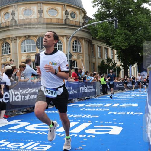 29.06.2025 - hella hamburg halbmarathon Strokosch-Dieckow http://msf.ph/oto/8221232 29.06.2025 10:29:06 Ziel 3043, 8473, 10171, 10351, 16157, 18874, 19194 meine-sportfotos.de