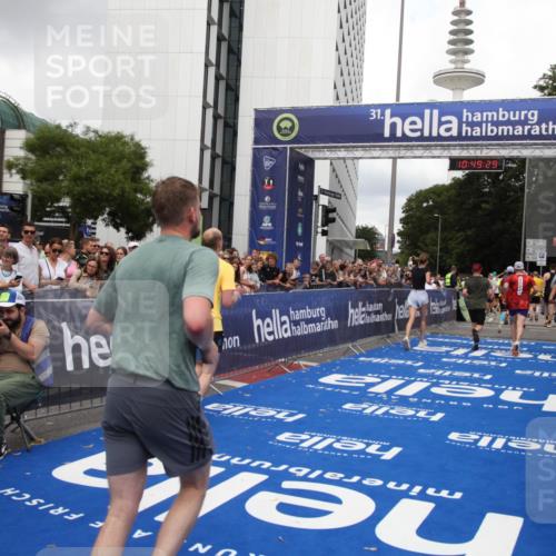 29.06.2025 - hella hamburg halbmarathon Michael Strokosch http://msf.ph/oto/8221243 29.06.2025 10:49:28 Ziel 1342, 1476, 2878, 4183, 4185, 10189, 11339, 11779, 11819, 12670, 13269, 14526, 14838, 15422, 15784, 15894, 15966, 16891, 18476, 18887, 18960 meine-sportfotos.de