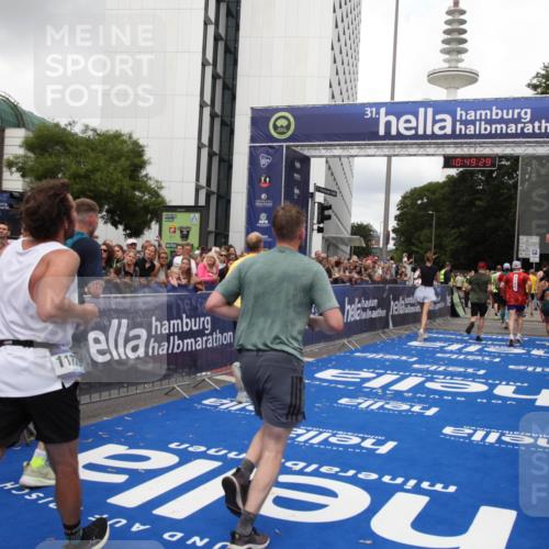 29.06.2025 - hella hamburg halbmarathon Michael Strokosch http://msf.ph/oto/8221294 29.06.2025 10:49:28 Ziel 1342, 1476, 2878, 4183, 4185, 10189, 11339, 11779, 11819, 12670, 13269, 14526, 14838, 15422, 15784, 15894, 15966, 16891, 18476, 18887, 18960 meine-sportfotos.de