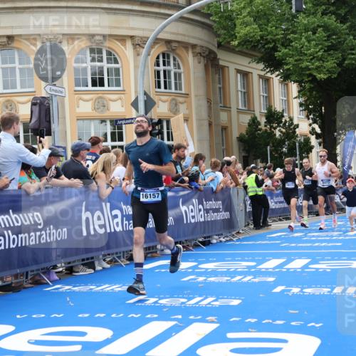 29.06.2025 - hella hamburg halbmarathon Strokosch-Dieckow http://msf.ph/oto/8221347 29.06.2025 10:29:08 Ziel 3043, 8473, 10171, 10351, 16157, 18874, 19194 meine-sportfotos.de