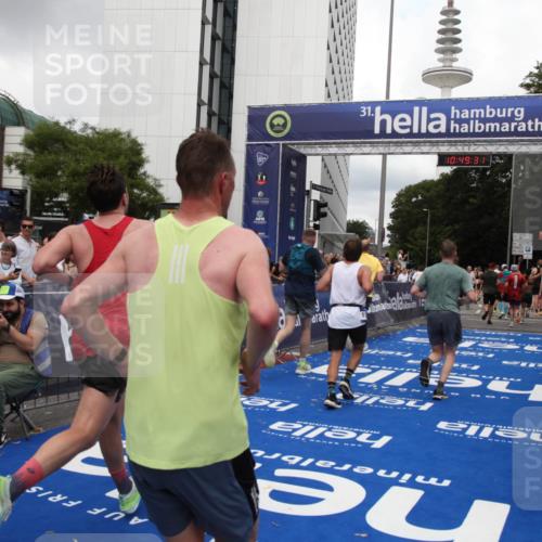 29.06.2025 - hella hamburg halbmarathon Michael Strokosch http://msf.ph/oto/8221348 29.06.2025 10:49:29 Ziel 1342, 1476, 2878, 4183, 4185, 8813, 10189, 11339, 11779, 11819, 12670, 13269, 14526, 14838, 15422, 15784, 15894, 15966, 16891, 18476, 18887, 18960 meine-sportfotos.de
