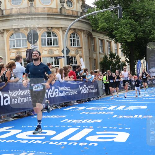 29.06.2025 - hella hamburg halbmarathon Strokosch-Dieckow http://msf.ph/oto/8221407 29.06.2025 10:29:08 Ziel 3043, 8473, 10171, 10351, 16157, 18874, 19194 meine-sportfotos.de