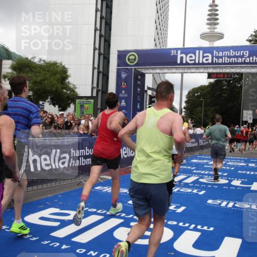29.06.2025 - hella hamburg halbmarathon Michael Strokosch http://msf.ph/oto/8221412 29.06.2025 10:49:30 Ziel 1342, 1476, 2878, 4183, 4185, 8437, 8813, 11339, 11779, 11819, 12670, 13269, 14838, 15422, 15784, 15894, 15966, 16891, 18476, 18887, 18960 meine-sportfotos.de