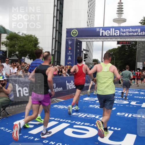 29.06.2025 - hella hamburg halbmarathon Michael Strokosch http://msf.ph/oto/8221425 29.06.2025 10:49:30 Ziel 1342, 1476, 2878, 4183, 4185, 8437, 8813, 11339, 11779, 11819, 12670, 13269, 14838, 15422, 15784, 15894, 15966, 16891, 18476, 18887, 18960 meine-sportfotos.de