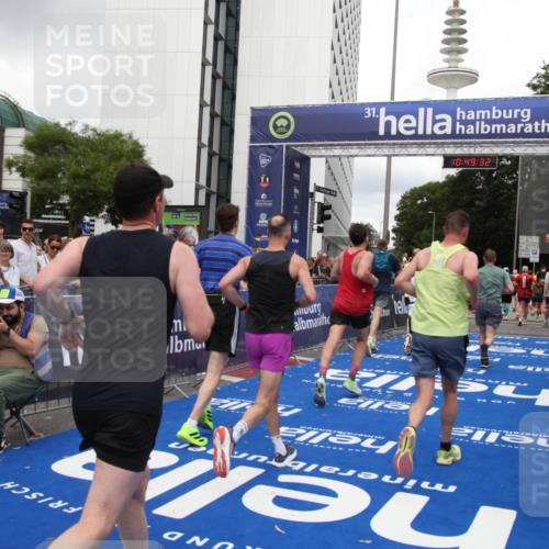 29.06.2025 - hella hamburg halbmarathon Michael Strokosch http://msf.ph/oto/8221434 29.06.2025 10:49:30 Ziel 1342, 1476, 2878, 4183, 4185, 8437, 8813, 11339, 11779, 11819, 12670, 13269, 14838, 15422, 15784, 15894, 15966, 16891, 18476, 18887, 18960 meine-sportfotos.de
