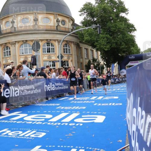 29.06.2025 - hella hamburg halbmarathon Strokosch-Dieckow http://msf.ph/oto/8221436 29.06.2025 10:29:09 Ziel 3043, 8473, 10171, 10351, 12337, 14395, 16157, 19194 meine-sportfotos.de
