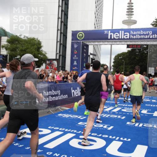 29.06.2025 - hella hamburg halbmarathon Michael Strokosch http://msf.ph/oto/8221446 29.06.2025 10:49:31 Ziel 1342, 1476, 2878, 8437, 8689, 8813, 11339, 11779, 12094, 12670, 13269, 14838, 15784, 15894, 15966, 16891, 18476, 18887, 18960 meine-sportfotos.de