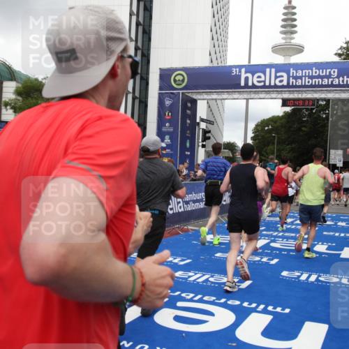 29.06.2025 - hella hamburg halbmarathon Michael Strokosch http://msf.ph/oto/8221456 29.06.2025 10:49:31 Ziel 1342, 1476, 2878, 8437, 8689, 8813, 11339, 11779, 12094, 12670, 13269, 14838, 15784, 15894, 15966, 16891, 18476, 18887, 18960 meine-sportfotos.de