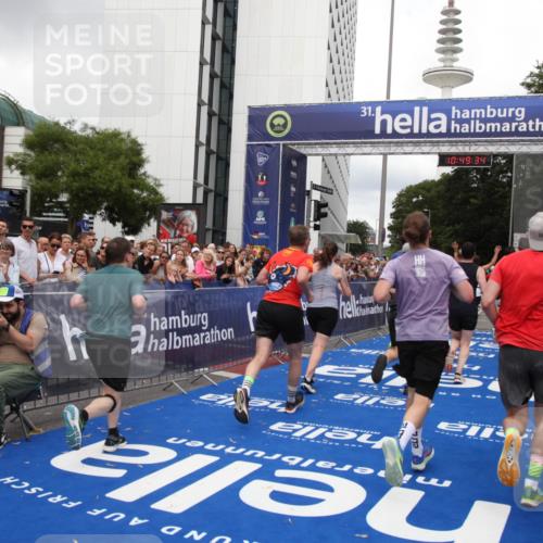 29.06.2025 - hella hamburg halbmarathon Michael Strokosch http://msf.ph/oto/8221481 29.06.2025 10:49:32 Ziel 1342, 1476, 2592, 2596, 2878, 8437, 8689, 8813, 11339, 11779, 12094, 12670, 13269, 14838, 15784, 15857, 15894, 15966, 16891, 18476, 18887, 18960 meine-sportfotos.de