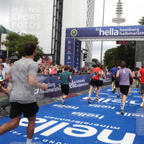 29.06.2025 - hella hamburg halbmarathon Michael Strokosch http://msf.ph/oto/8221493 29.06.2025 10:49:33 Ziel 1342, 1476, 2592, 2596, 2878, 8437, 8689, 8813, 11339, 11340, 11779, 12094, 12670, 13233, 13269, 14838, 15784, 15857, 15894, 15966, 16114, 16592, 16891, 18476, 18887, 18960 meine-sportfotos.de