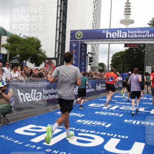29.06.2025 - hella hamburg halbmarathon Michael Strokosch http://msf.ph/oto/8221555 29.06.2025 10:49:33 Ziel 1342, 1476, 2592, 2596, 2878, 8437, 8689, 8813, 11339, 11340, 11779, 12094, 12670, 13233, 13269, 14838, 15784, 15857, 15894, 15966, 16114, 16592, 16891, 18476, 18887, 18960 meine-sportfotos.de