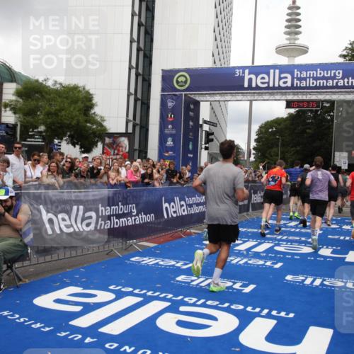 29.06.2025 - hella hamburg halbmarathon Michael Strokosch http://msf.ph/oto/8221609 29.06.2025 10:49:34 Ziel 1342, 1476, 2516, 2592, 2596, 2878, 2889, 5705, 8437, 8689, 8813, 11339, 11340, 11779, 12094, 12670, 13233, 13269, 14562, 14838, 15784, 15857, 15894, 15966, 16114, 16592, 16738, 16891, 18476, 18887, 18960 meine-sportfotos.de
