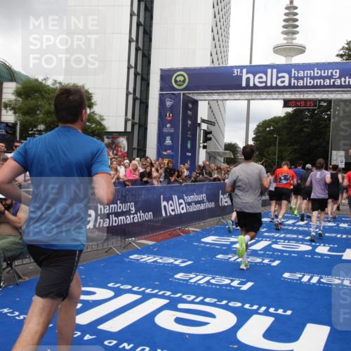 29.06.2025 - hella hamburg halbmarathon Michael Strokosch http://msf.ph/oto/8221655 29.06.2025 10:49:34 Ziel 1342, 1476, 2516, 2592, 2596, 2878, 2889, 5705, 8437, 8689, 8813, 11339, 11340, 11779, 12094, 12670, 13233, 13269, 14562, 14838, 15784, 15857, 15894, 15966, 16114, 16592, 16738, 16891, 18476, 18887, 18960 meine-sportfotos.de