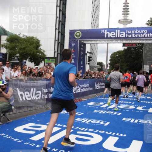 29.06.2025 - hella hamburg halbmarathon Michael Strokosch http://msf.ph/oto/8221669 29.06.2025 10:49:34 Ziel 1342, 1476, 2516, 2592, 2596, 2878, 2889, 5705, 8437, 8689, 8813, 11339, 11340, 11779, 12094, 12670, 13233, 13269, 14562, 14838, 15784, 15857, 15894, 15966, 16114, 16592, 16738, 16891, 18476, 18887, 18960 meine-sportfotos.de