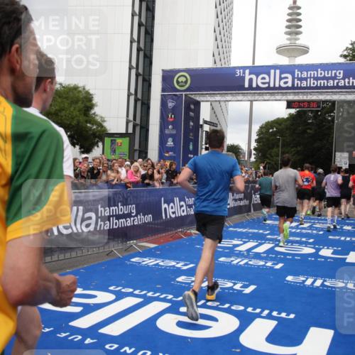 29.06.2025 - hella hamburg halbmarathon Michael Strokosch http://msf.ph/oto/8221728 29.06.2025 10:49:35 Ziel 1342, 1476, 2516, 2592, 2596, 2878, 2889, 5705, 8437, 8689, 8813, 9038, 9649, 11339, 11340, 11679, 11779, 12094, 13233, 13269, 14562, 14838, 15392, 15857, 16114, 16592, 16738, 16891, 17001, 18476, 18887, 18960 meine-sportfotos.de