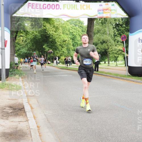 29.06.2025 - hella hamburg halbmarathon MichiJ http://msf.ph/oto/8221735 29.06.2025 10:24:28 Zwischen KM18-KM19 1889, 4944, 12751, 13252, 14629, 14841, 15621, 16123, 17022, 17306, 17643, 18183 meine-sportfotos.de