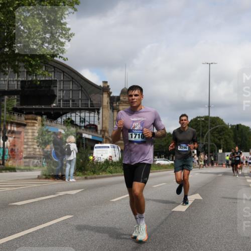 29.06.2025 - hella hamburg halbmarathon Yannick Fuchs http://msf.ph/oto/8221758 29.06.2025 10:33:07 20KM 1042, 1615, 1688, 1710, 2262, 2296, 2719, 2745, 2849, 3014, 3431, 3530, 4148, 5091, 5248, 6095, 6684, 7110, 8091, 10218, 11049, 11281, 11379, 12137, 12915, 13755, 14688, 14992, 15372, 16075, 16280, 17154, 17623, 17722, 18761 meine-sportfotos.de