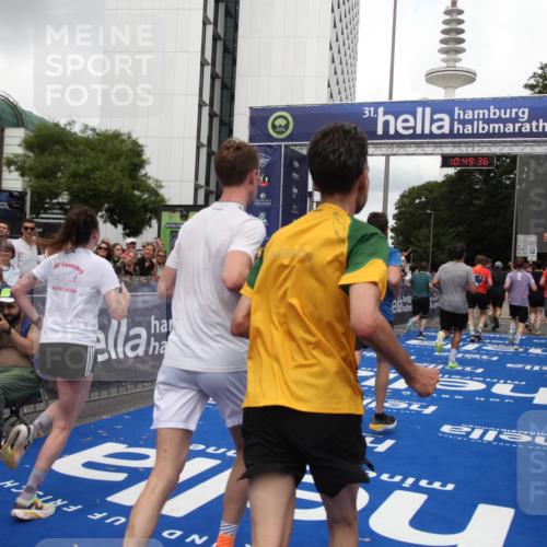 29.06.2025 - hella hamburg halbmarathon Michael Strokosch http://msf.ph/oto/8221782 29.06.2025 10:49:35 Ziel 1342, 1476, 2516, 2592, 2596, 2878, 2889, 5705, 8437, 8689, 8813, 9038, 9649, 11339, 11340, 11679, 11779, 12094, 13233, 13269, 14562, 14838, 15392, 15857, 16114, 16592, 16738, 16891, 17001, 18476, 18887, 18960 meine-sportfotos.de