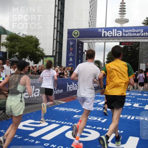 29.06.2025 - hella hamburg halbmarathon Michael Strokosch http://msf.ph/oto/8221802 29.06.2025 10:49:36 Ziel 1476, 2516, 2592, 2596, 2878, 2889, 5705, 8437, 8689, 8813, 9038, 9649, 11339, 11340, 11679, 12094, 13233, 13269, 14562, 15392, 15857, 16114, 16592, 16738, 16891, 17001, 18476, 18887, 18960 meine-sportfotos.de