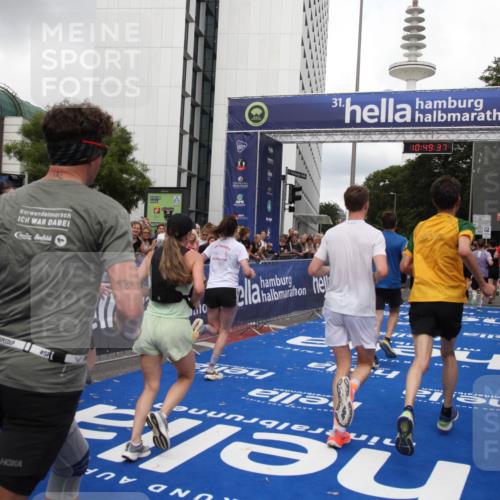 29.06.2025 - hella hamburg halbmarathon Michael Strokosch http://msf.ph/oto/8221829 29.06.2025 10:49:36 Ziel 1476, 2516, 2592, 2596, 2878, 2889, 5705, 8437, 8689, 8813, 9038, 9649, 11339, 11340, 11679, 12094, 13233, 13269, 14562, 15392, 15857, 16114, 16592, 16738, 16891, 17001, 18476, 18887, 18960 meine-sportfotos.de
