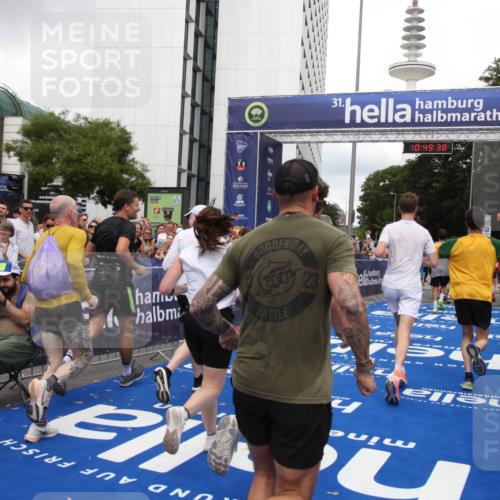 29.06.2025 - hella hamburg halbmarathon Michael Strokosch http://msf.ph/oto/8221862 29.06.2025 10:49:36 Ziel 1476, 2516, 2592, 2596, 2878, 2889, 5705, 8437, 8689, 8813, 9038, 9649, 11339, 11340, 11679, 12094, 13233, 13269, 14562, 15392, 15857, 16114, 16592, 16738, 16891, 17001, 18476, 18887, 18960 meine-sportfotos.de