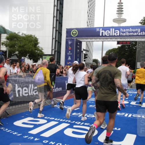 29.06.2025 - hella hamburg halbmarathon Michael Strokosch http://msf.ph/oto/8221904 29.06.2025 10:49:37 Ziel 2516, 2592, 2596, 2878, 2889, 5705, 8437, 8689, 8813, 9038, 9649, 11339, 11340, 11679, 11977, 12094, 13233, 14562, 15392, 15857, 16114, 16592, 16738, 17001, 18476, 18960 meine-sportfotos.de