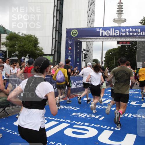 29.06.2025 - hella hamburg halbmarathon Michael Strokosch http://msf.ph/oto/8221926 29.06.2025 10:49:37 Ziel 2516, 2592, 2596, 2878, 2889, 5705, 8437, 8689, 8813, 9038, 9649, 11339, 11340, 11679, 11977, 12094, 13233, 14562, 15392, 15857, 16114, 16592, 16738, 17001, 18476, 18960 meine-sportfotos.de