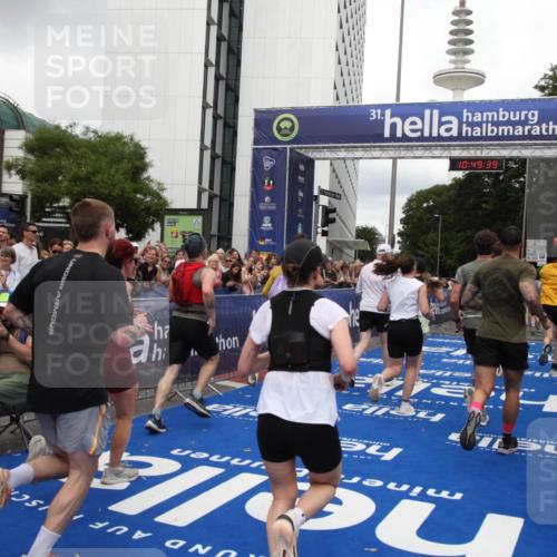 29.06.2025 - hella hamburg halbmarathon Michael Strokosch http://msf.ph/oto/8221954 29.06.2025 10:49:37 Ziel 2516, 2592, 2596, 2878, 2889, 5705, 8437, 8689, 8813, 9038, 9649, 11339, 11340, 11679, 11977, 12094, 13233, 14562, 15392, 15857, 16114, 16592, 16738, 17001, 18476, 18960 meine-sportfotos.de