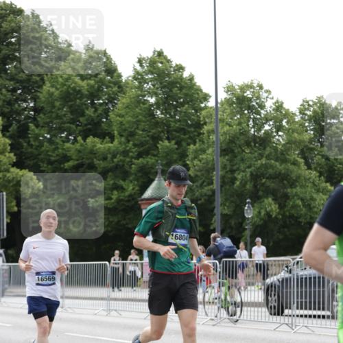 29.06.2025 - hella hamburg halbmarathon Jannik Wohlers http://msf.ph/oto/8222050 29.06.2025 10:27:24 Lombardsbrücke 1148, 2080, 3389, 5177, 6214, 7764, 7978, 8085, 9567, 9688, 10412, 10413, 12823, 13043, 13860, 14206, 15607, 16569, 16804, 16838, 17427, 18301, 18626 meine-sportfotos.de