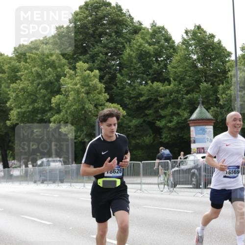 29.06.2025 - hella hamburg halbmarathon Jannik Wohlers http://msf.ph/oto/8222128 29.06.2025 10:27:25 Lombardsbrücke 1148, 2080, 3389, 5177, 6214, 7497, 7764, 7978, 8085, 9567, 9688, 10412, 10413, 12823, 13043, 13860, 14206, 15607, 16569, 16804, 16838, 18301, 18626 meine-sportfotos.de