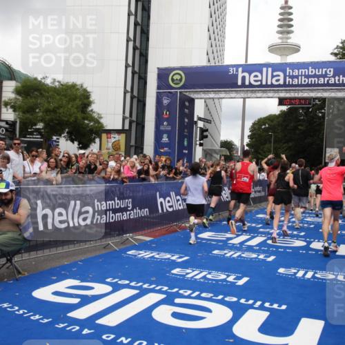 29.06.2025 - hella hamburg halbmarathon Michael Strokosch http://msf.ph/oto/8222158 29.06.2025 10:49:40 Ziel 2504, 2516, 2592, 2596, 2889, 2937, 5705, 5978, 6115, 8689, 9038, 9463, 9649, 11340, 11679, 11977, 12094, 13233, 14562, 15392, 15857, 16114, 16592, 16738, 17001, 18058 meine-sportfotos.de