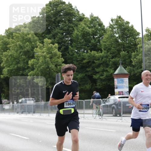 29.06.2025 - hella hamburg halbmarathon Jannik Wohlers http://msf.ph/oto/8222169 29.06.2025 10:27:25 Lombardsbrücke 1148, 2080, 3389, 5177, 6214, 7497, 7764, 7978, 8085, 9567, 9688, 10412, 10413, 12823, 13043, 13860, 14206, 15607, 16569, 16804, 16838, 18301, 18626 meine-sportfotos.de