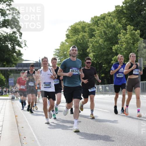 29.06.2025 - hella hamburg halbmarathon Jannik Wohlers http://msf.ph/oto/8222172 29.06.2025 09:51:07 Lombardsbrücke 1136, 1520, 1570, 1903, 1912, 1920, 2880, 2972, 3523, 4297, 4634, 4759, 4843, 4999, 5375, 5410, 7105, 7363, 7378, 7962, 8871, 9114, 9364, 10480, 10669, 11049, 11417, 11959, 13196, 13479, 14201, 14210, 14722, 15383, 15424, 15542, 15828, 15857, 15862, 16281, 16656, 16660, 17381, 17382, 17724, 18013, 18539, 18764, 18868, 18970 meine-sportfotos.de