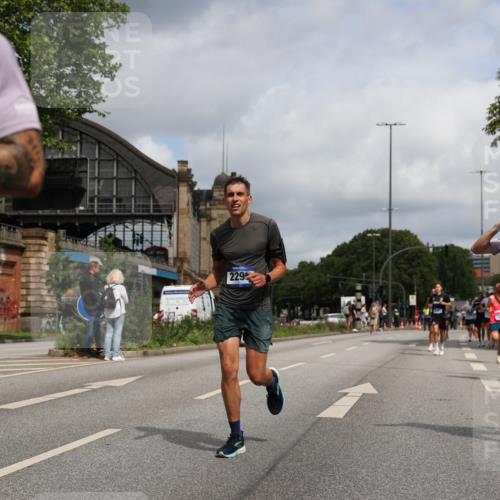 29.06.2025 - hella hamburg halbmarathon Yannick Fuchs http://msf.ph/oto/8222197 29.06.2025 10:33:08 20KM 1042, 1615, 1688, 1710, 2262, 2296, 2719, 2745, 2849, 3014, 3431, 3530, 4148, 5091, 5248, 6095, 6684, 7110, 8091, 10218, 11049, 11281, 11282, 11379, 12137, 12915, 13755, 14688, 14905, 15372, 16075, 16280, 17154, 17623, 17722, 18761 meine-sportfotos.de