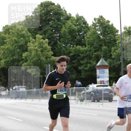 29.06.2025 - hella hamburg halbmarathon Jannik Wohlers http://msf.ph/oto/8222203 29.06.2025 10:27:25 Lombardsbrücke 1148, 2080, 3389, 5177, 6214, 7497, 7764, 7978, 8085, 9567, 9688, 10412, 10413, 12823, 13043, 13860, 14206, 15607, 16569, 16804, 16838, 18301, 18626 meine-sportfotos.de