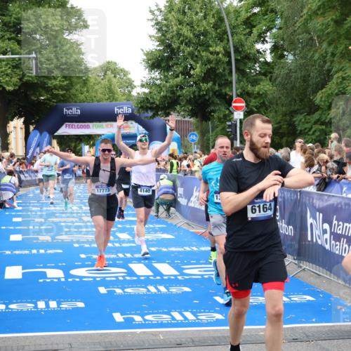 29.06.2025 - hella hamburg halbmarathon Zöllner http://msf.ph/oto/8222208 29.06.2025 10:52:27 Ziel 4140, 4587, 7178, 8371, 8661, 9876, 11791, 13015, 13211, 13707, 15144, 17773, 17997 meine-sportfotos.de