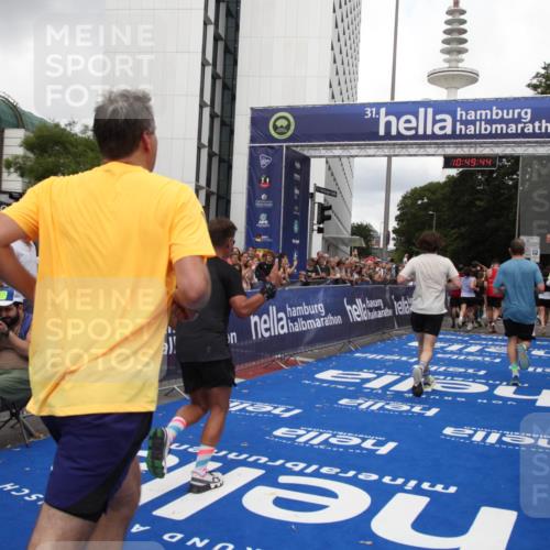 29.06.2025 - hella hamburg halbmarathon Michael Strokosch http://msf.ph/oto/8222280 29.06.2025 10:49:43 Ziel 2504, 2516, 2706, 2889, 2937, 3060, 5705, 5978, 6115, 7332, 9038, 9463, 9619, 9649, 11679, 11977, 14562, 15392, 16738, 16843, 16877, 17001, 18058, 18451, 18926 meine-sportfotos.de