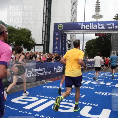 29.06.2025 - hella hamburg halbmarathon Michael Strokosch http://msf.ph/oto/8222333 29.06.2025 10:49:43 Ziel 2504, 2516, 2706, 2889, 2937, 3060, 5705, 5978, 6115, 7332, 9038, 9463, 9619, 9649, 11679, 11977, 14562, 15392, 16738, 16843, 16877, 17001, 18058, 18451, 18926 meine-sportfotos.de