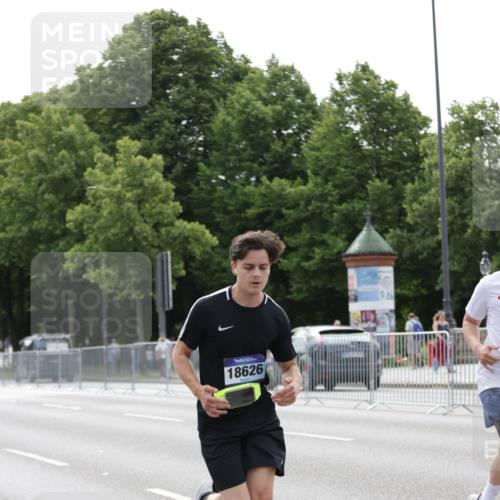 29.06.2025 - hella hamburg halbmarathon Jannik Wohlers http://msf.ph/oto/8222348 29.06.2025 10:27:25 Lombardsbrücke 1148, 2080, 3389, 5177, 6214, 7497, 7764, 7978, 8085, 9567, 9688, 10412, 10413, 12823, 13043, 13860, 14206, 15607, 16569, 16804, 16838, 18301, 18626 meine-sportfotos.de