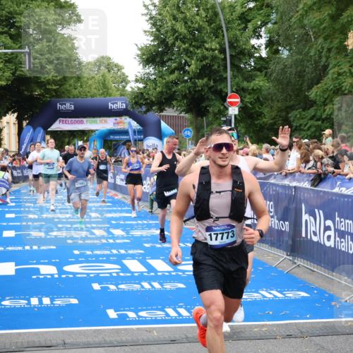 29.06.2025 - hella hamburg halbmarathon Zöllner http://msf.ph/oto/8222364 29.06.2025 10:52:28 Ziel 3715, 4140, 4587, 7178, 8371, 8661, 9145, 9876, 11791, 13015, 13211, 13707, 14561, 15144, 17773, 17997 meine-sportfotos.de