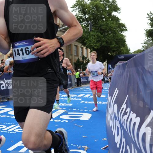 29.06.2025 - hella hamburg halbmarathon Strokosch-Dieckow http://msf.ph/oto/8222369 29.06.2025 10:29:24 Ziel 2021, 2075, 2180, 8975, 9137, 9571, 10156, 10790, 12234, 12287, 13838, 14164, 15880, 16118, 17197, 18737, 19203 meine-sportfotos.de