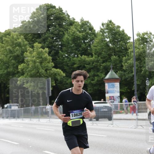 29.06.2025 - hella hamburg halbmarathon Jannik Wohlers http://msf.ph/oto/8222382 29.06.2025 10:27:25 Lombardsbrücke 1148, 2080, 3389, 5177, 6214, 7497, 7764, 7978, 8085, 9567, 9688, 10412, 10413, 12823, 13043, 13860, 14206, 15607, 16569, 16804, 16838, 18301, 18626 meine-sportfotos.de
