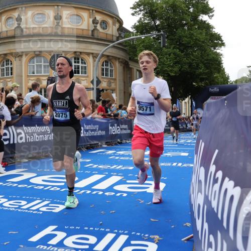 29.06.2025 - hella hamburg halbmarathon Strokosch-Dieckow http://msf.ph/oto/8222398 29.06.2025 10:29:24 Ziel 2021, 2075, 2180, 8975, 9137, 9571, 10156, 10790, 12234, 12287, 13838, 14164, 15880, 16118, 17197, 18737, 19203 meine-sportfotos.de