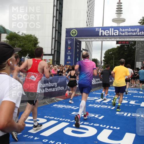 29.06.2025 - hella hamburg halbmarathon Michael Strokosch http://msf.ph/oto/8222408 29.06.2025 10:49:44 Ziel 2504, 2706, 2937, 3060, 3543, 5894, 5978, 6115, 7332, 9038, 9463, 9619, 9649, 11679, 11977, 15392, 16843, 16877, 17001, 17282, 18058, 18451, 18926 meine-sportfotos.de