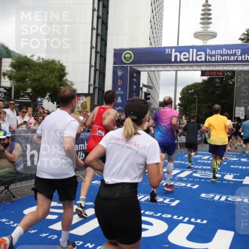 29.06.2025 - hella hamburg halbmarathon Michael Strokosch http://msf.ph/oto/8222418 29.06.2025 10:49:44 Ziel 2504, 2706, 2937, 3060, 3543, 5894, 5978, 6115, 7332, 9038, 9463, 9619, 9649, 11679, 11977, 15392, 16843, 16877, 17001, 17282, 18058, 18451, 18926 meine-sportfotos.de