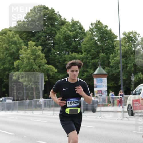 29.06.2025 - hella hamburg halbmarathon Jannik Wohlers http://msf.ph/oto/8222431 29.06.2025 10:27:25 Lombardsbrücke 1148, 2080, 3389, 5177, 6214, 7497, 7764, 7978, 8085, 9567, 9688, 10412, 10413, 12823, 13043, 13860, 14206, 15607, 16569, 16804, 16838, 18301, 18626 meine-sportfotos.de